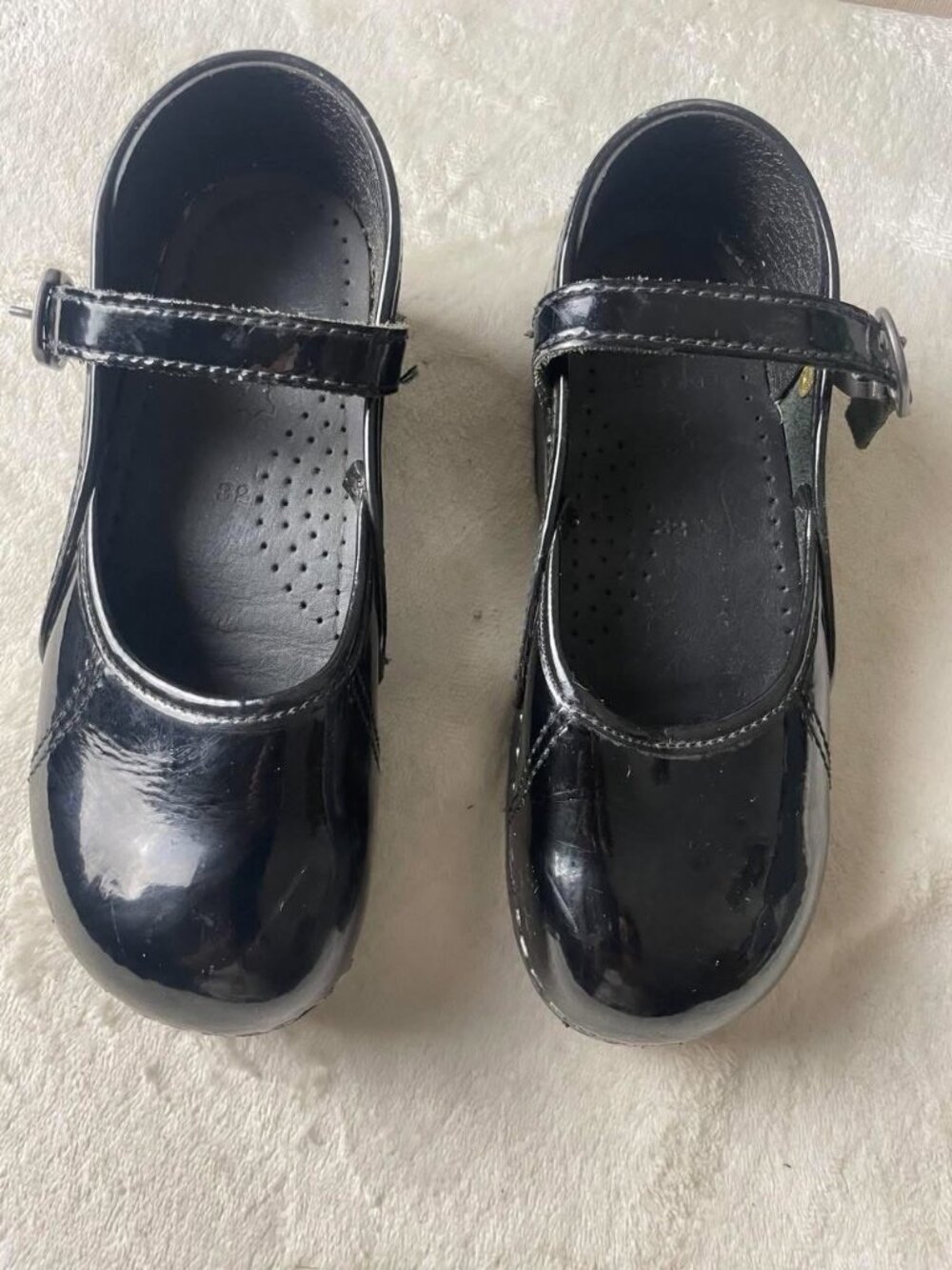 EUC dansko Kids Black Patent Leather Mary Jane Shoes size 32/33 US 1-2